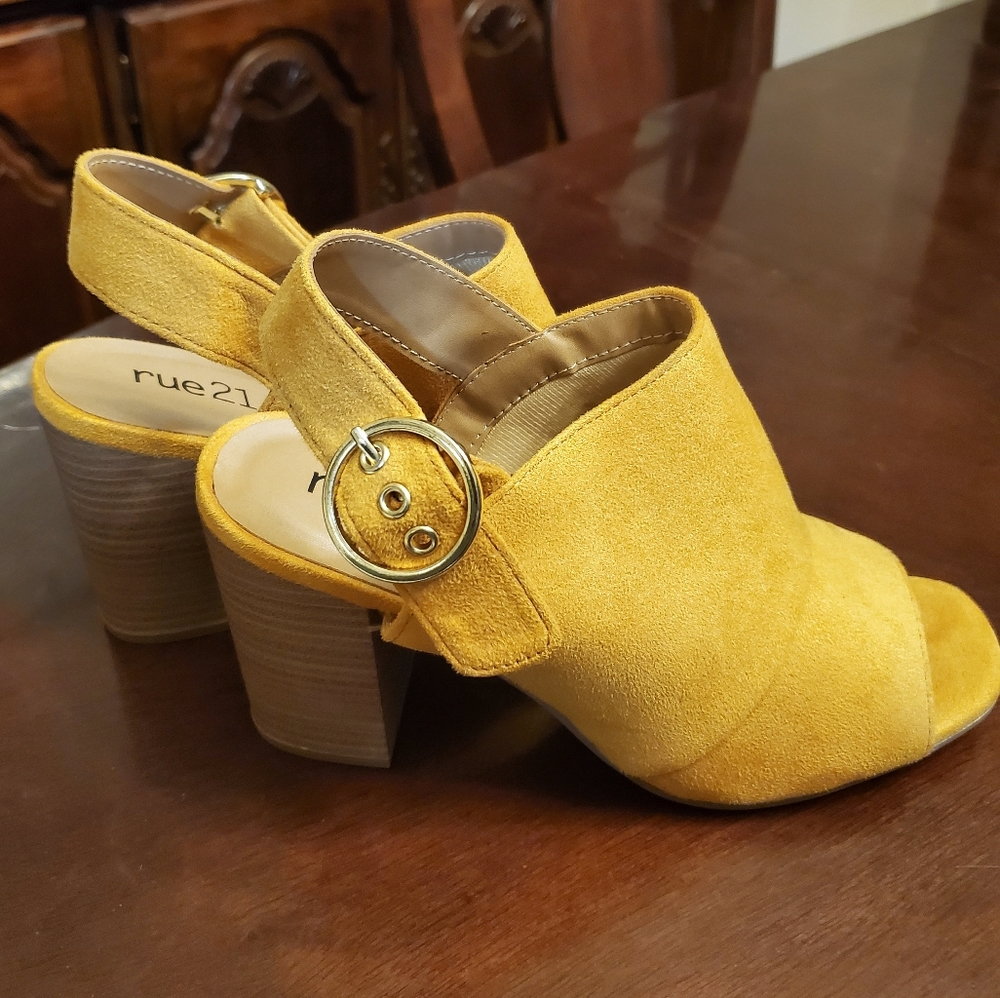 NWOT, Mustard yellow, block high heel, size 9, sandals